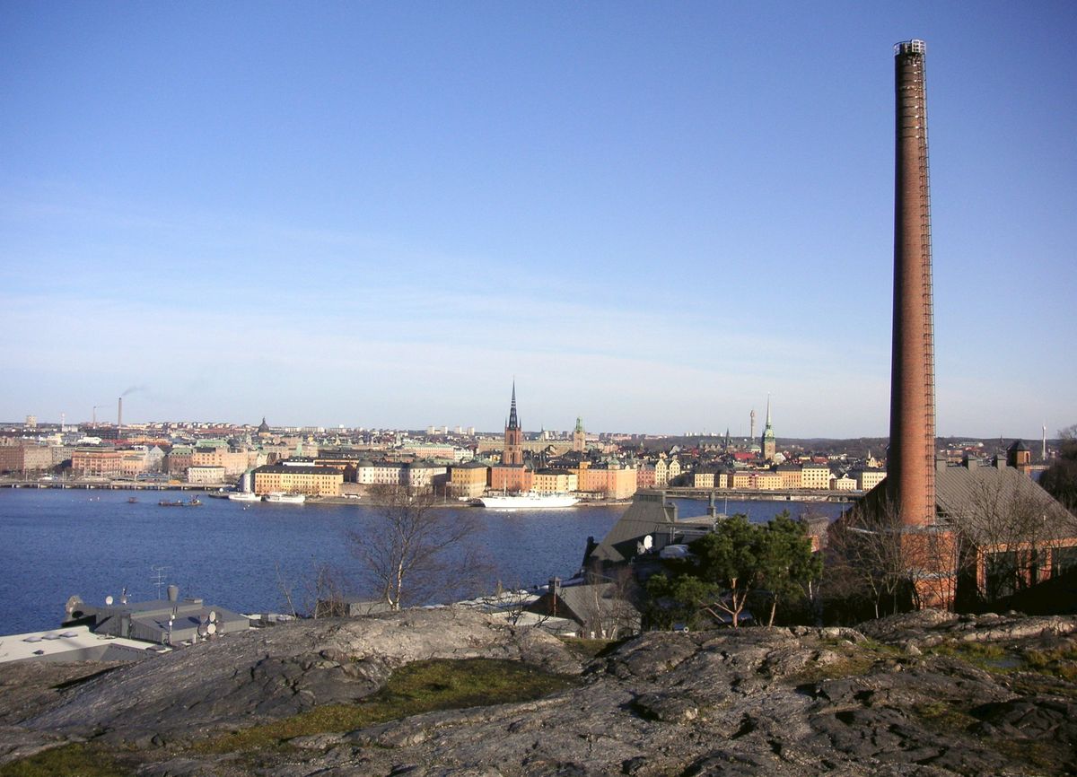Blick vom Skinnarviksberget über das Wasser auf die Stockholmer Innenstadt
