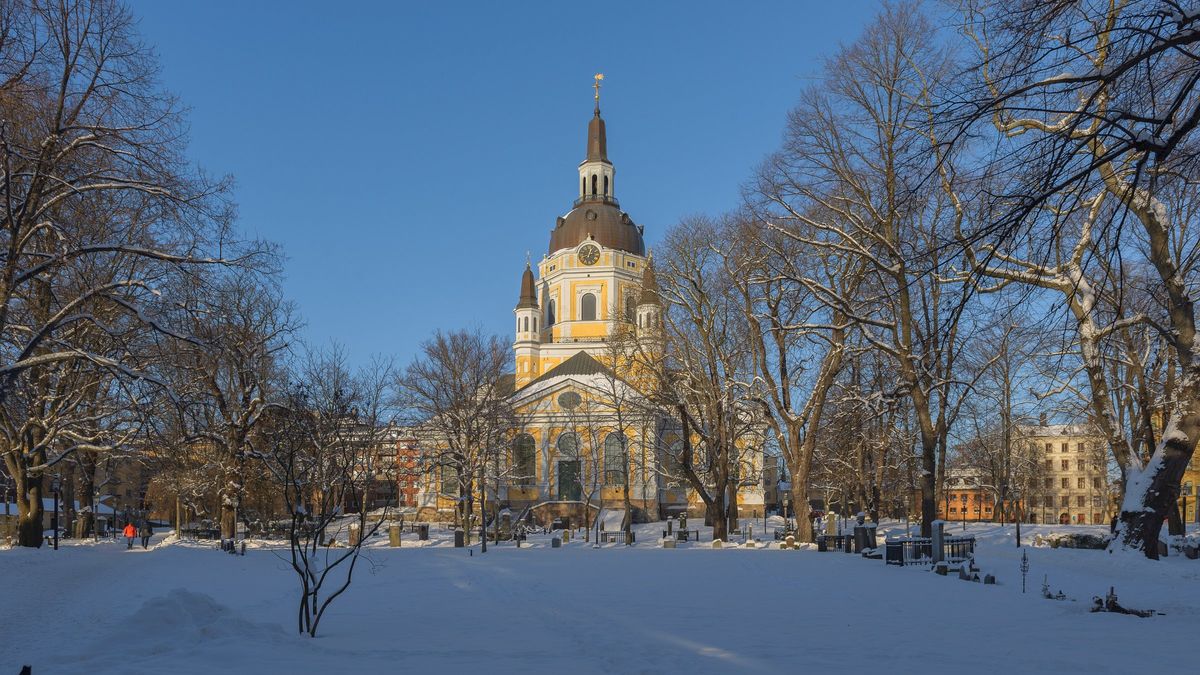 Katarina kyrka auf Södermalm im Schnee bei blauem Himmel
