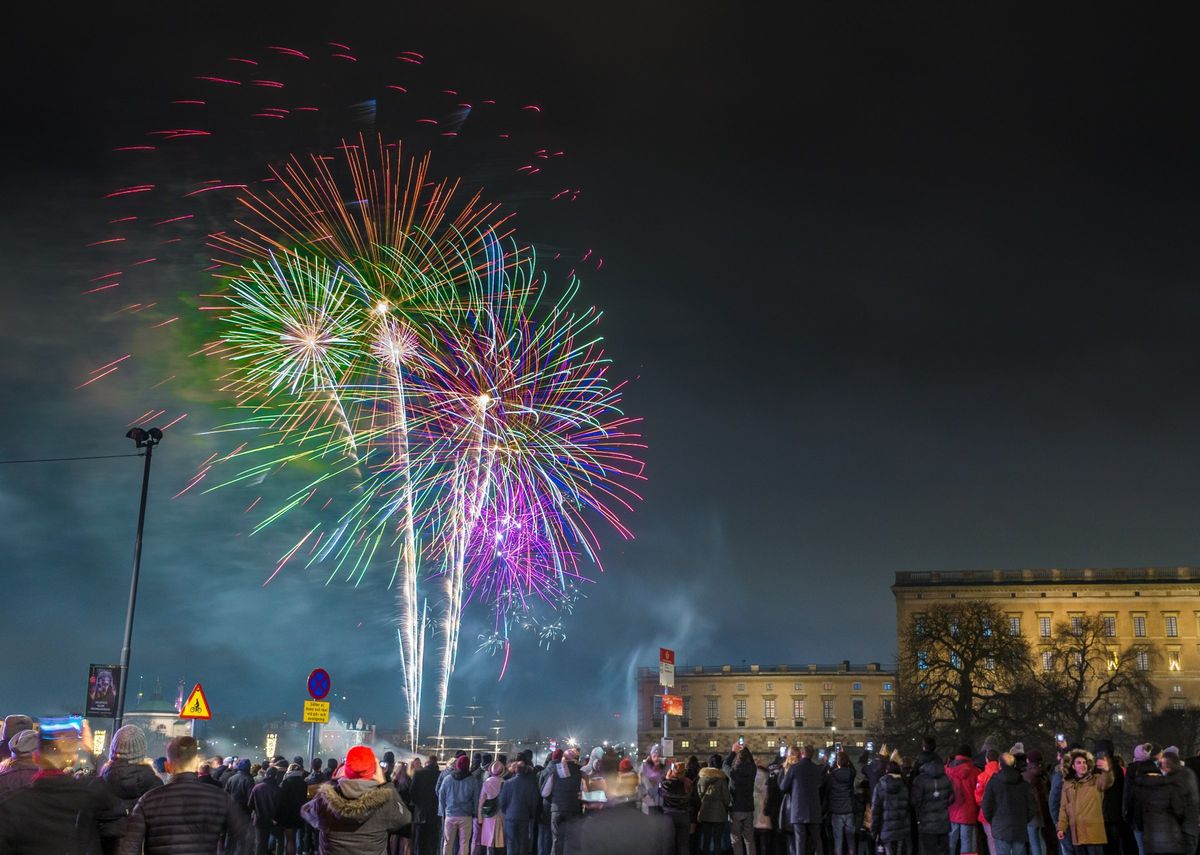 Feuerwerk in der Neujahrsnacht über dem Strömmen, im Hintergrund das Königsschloss