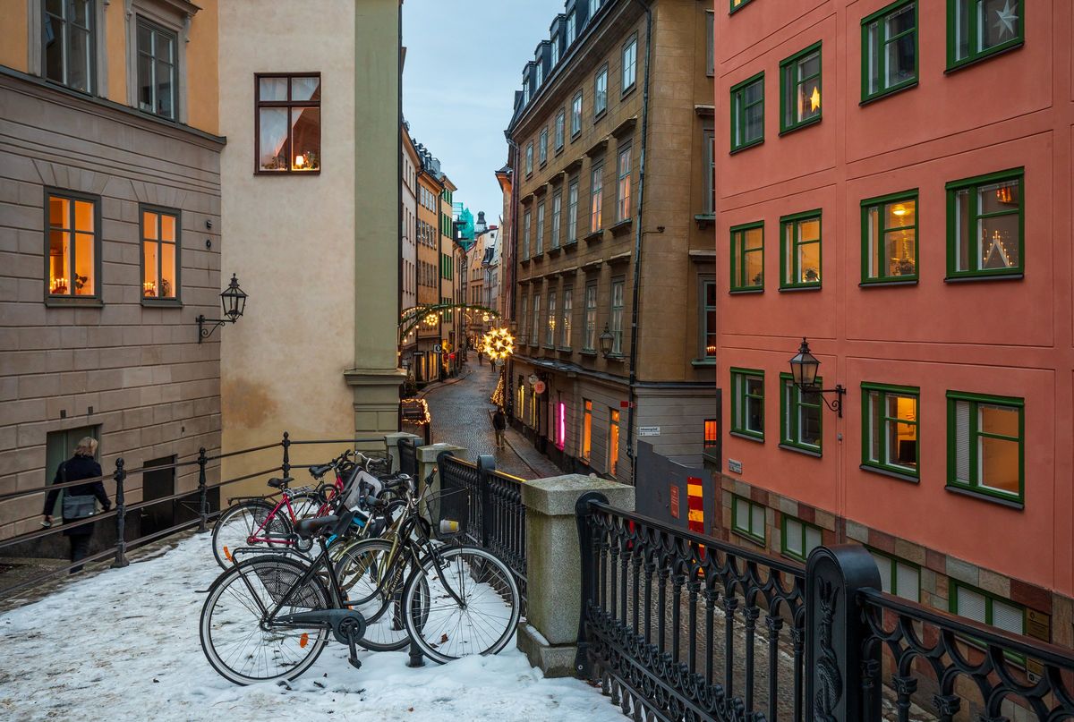 Verschneite Gasse in Gamla Stan im Dezember