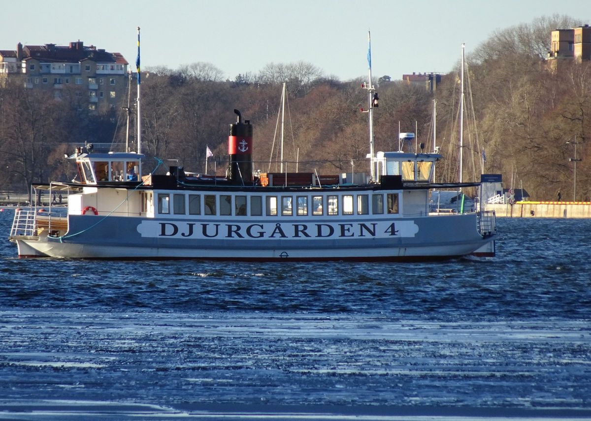 Die Fähre Djurgården 4 auf dem Riddarfjärden im Winter