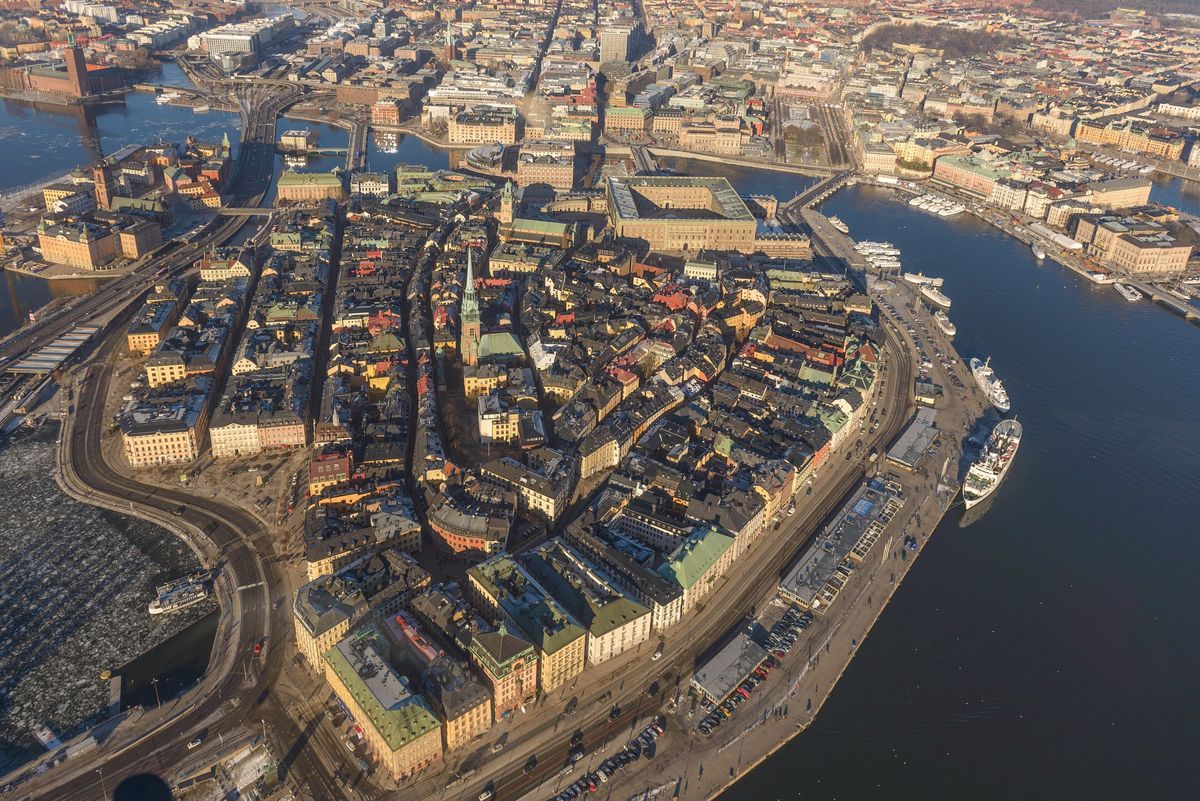 Luftbild der verschneiten Altstadt Gamla Stan
