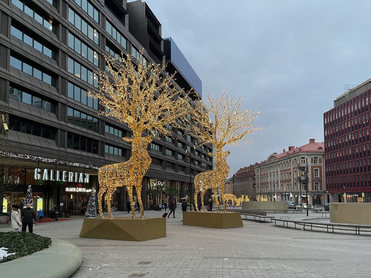 Leuchtende Rentierfiguren am Brunkebergstorg in Stockholm