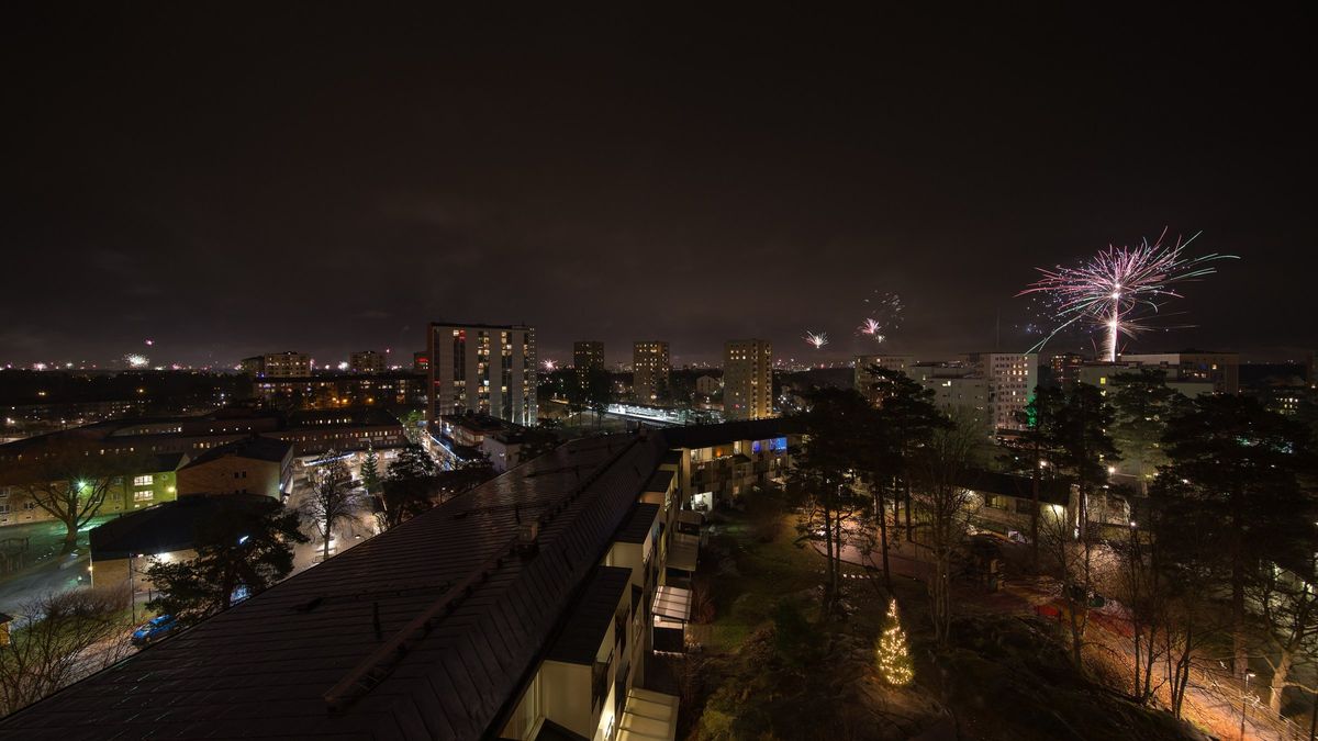 Private Feuerwerke über einem Stockholmer Vorort in der Silvesternacht
