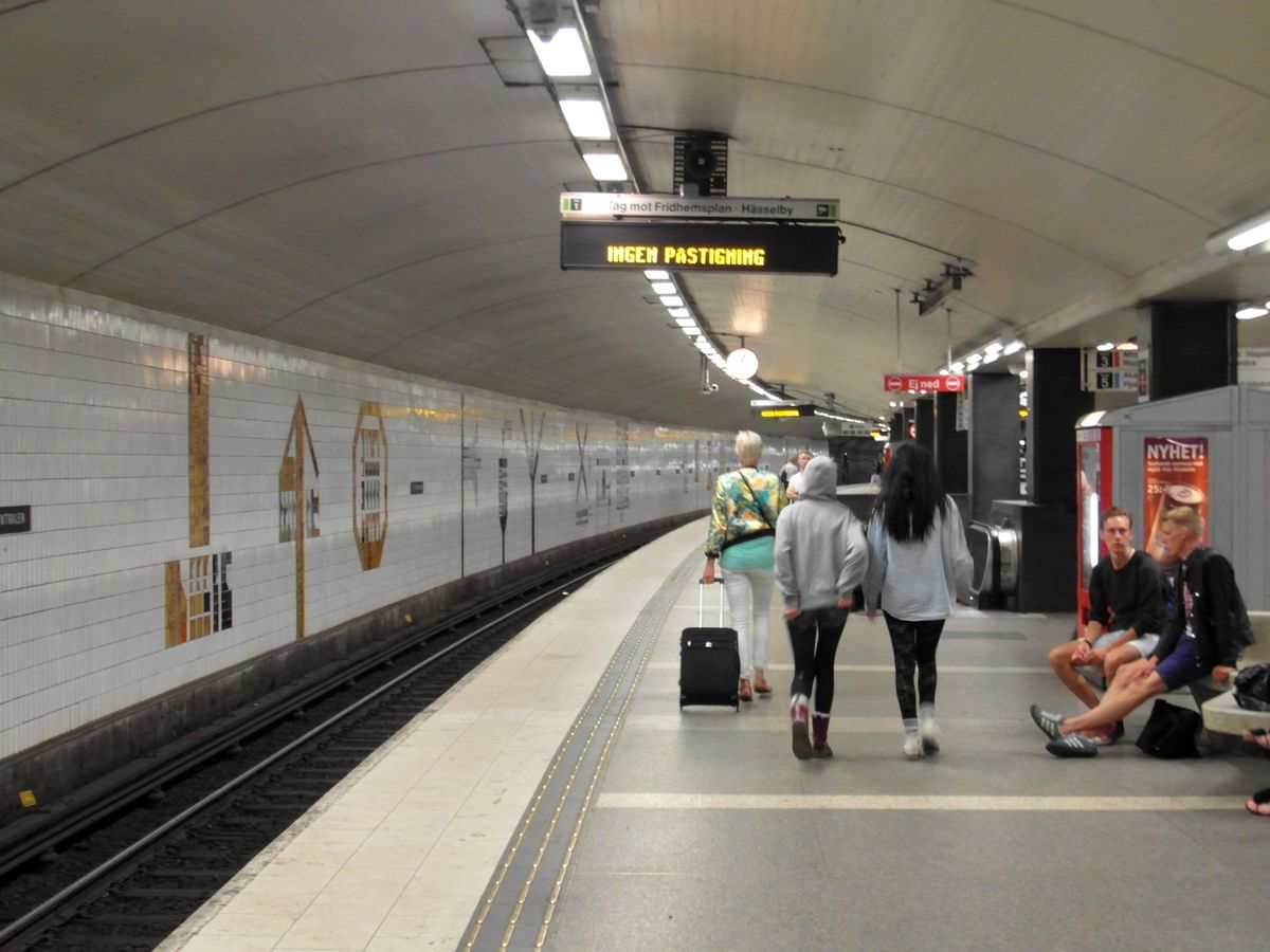 Bahnsteig der Tunnelbana-Station T-Centralen mit blauer Höhlendecke