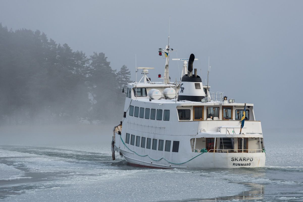 Passagierschiff im Eis im Stockholmer Schärengarten