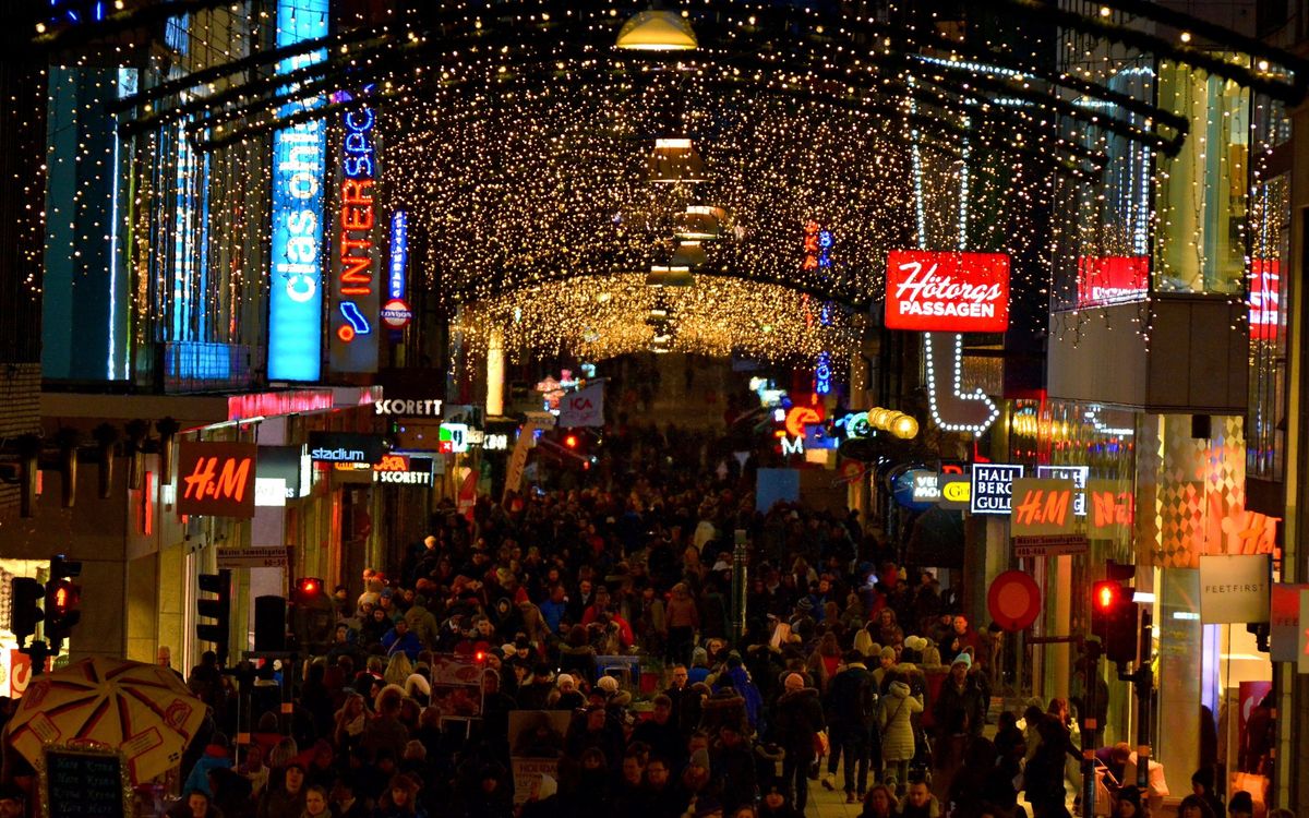 Weihnachtsbeleuchtung über der Einkaufsstraße Drottninggatan in Norrmalm